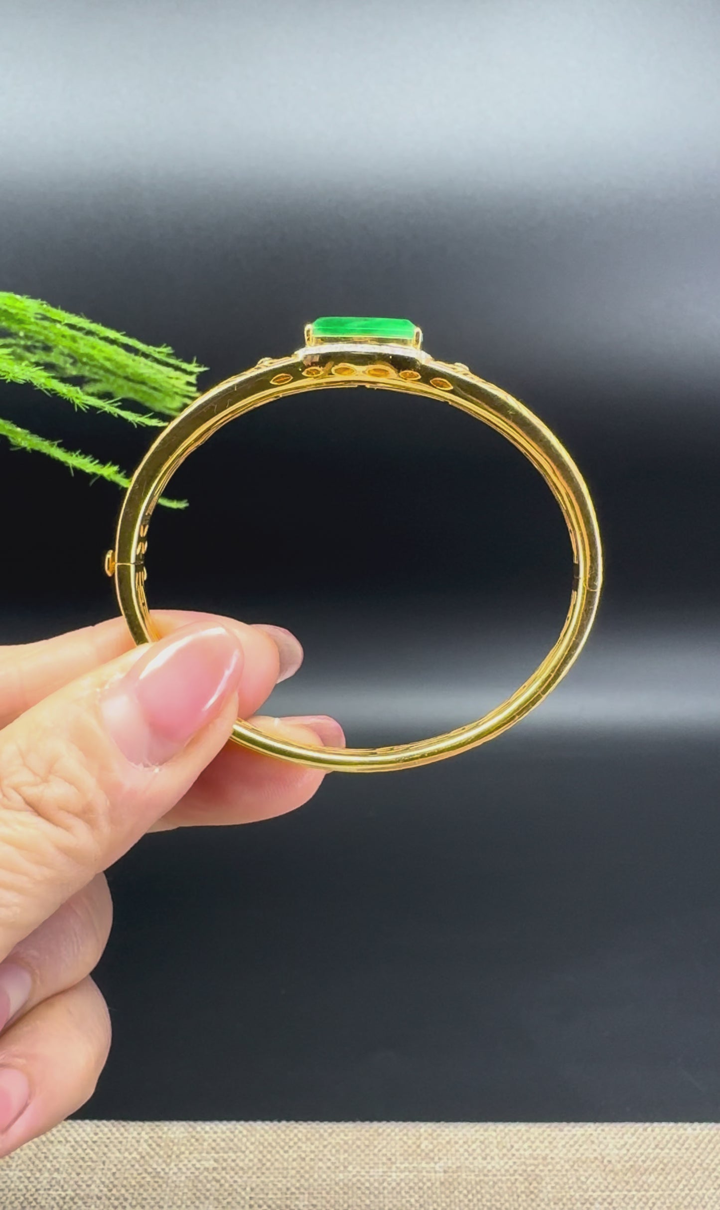 Load and play video in Gallery viewer, RealJade Luxury 18K Yellow Gold Genuine Green Jadeite Jade Bangle With Diamonds
