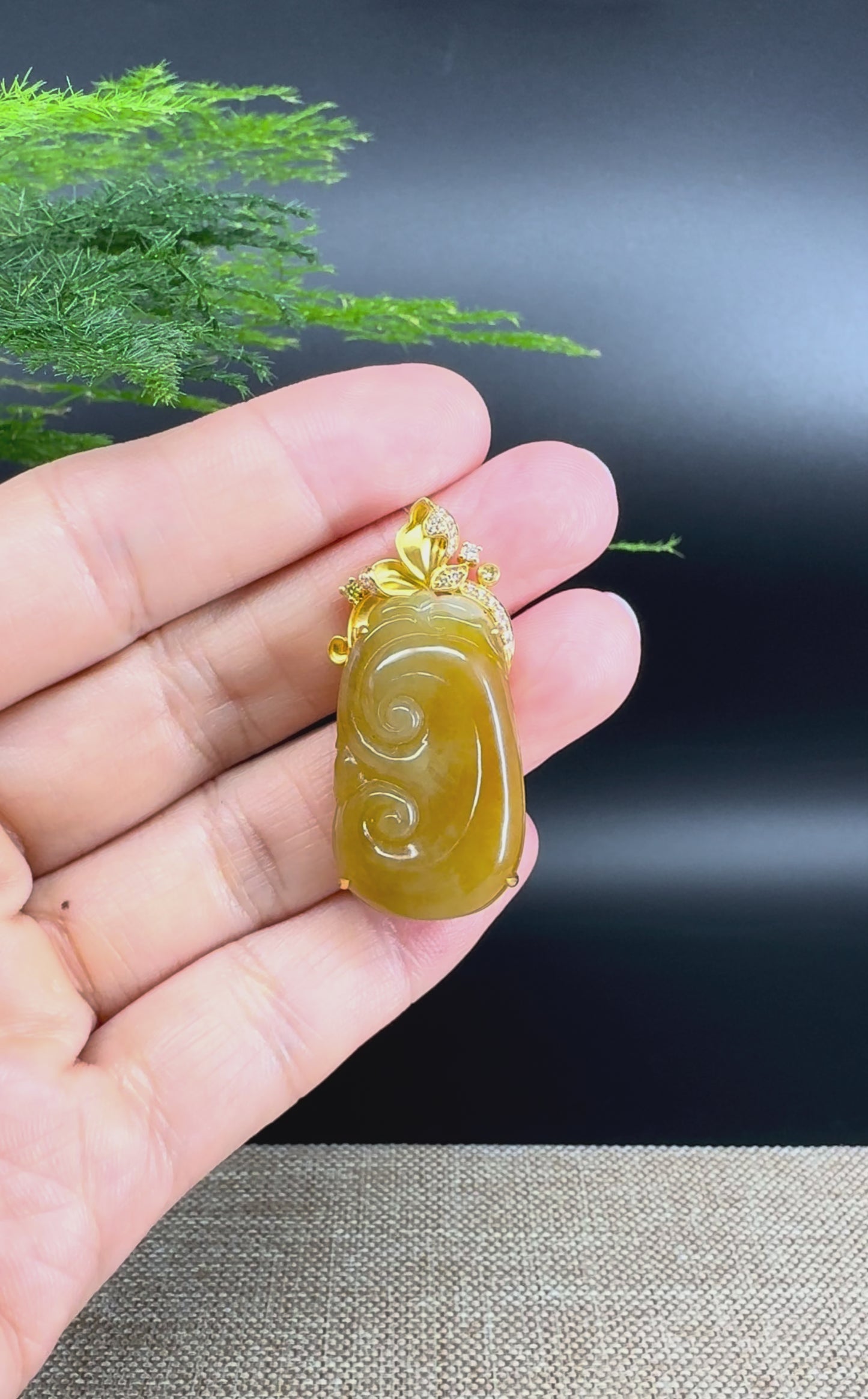 Load and play video in Gallery viewer, RealJade® Co. High-end 18K Yellow Gold Honey yellow Jadeite Jade Ru Yi Pendant

