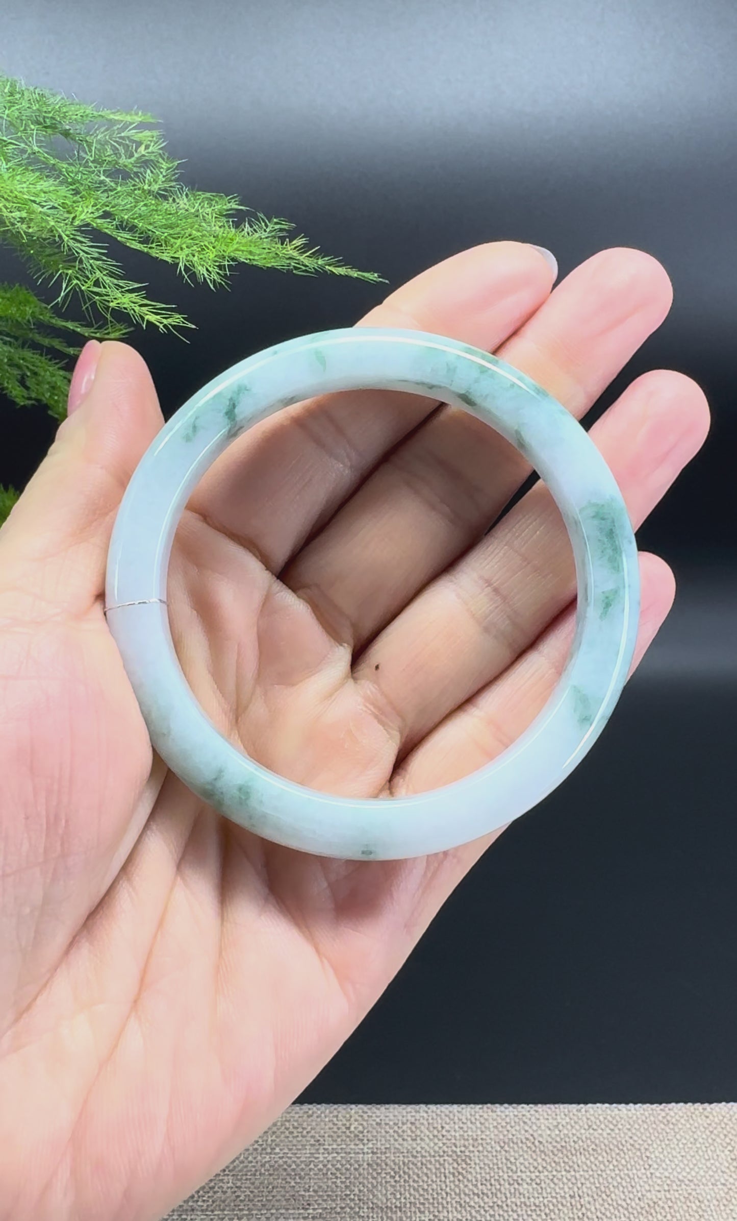 Load and play video in Gallery viewer, Genuine Burmese Green Jade Jadeite Bangle Bracelet ( 55.5mm )
