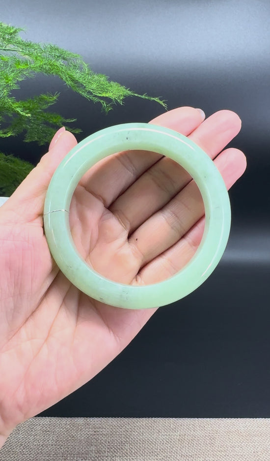 Load and play video in Gallery viewer, Genuine Burmese Green Jade Jadeite Bangle Bracelet (58.3mm)
