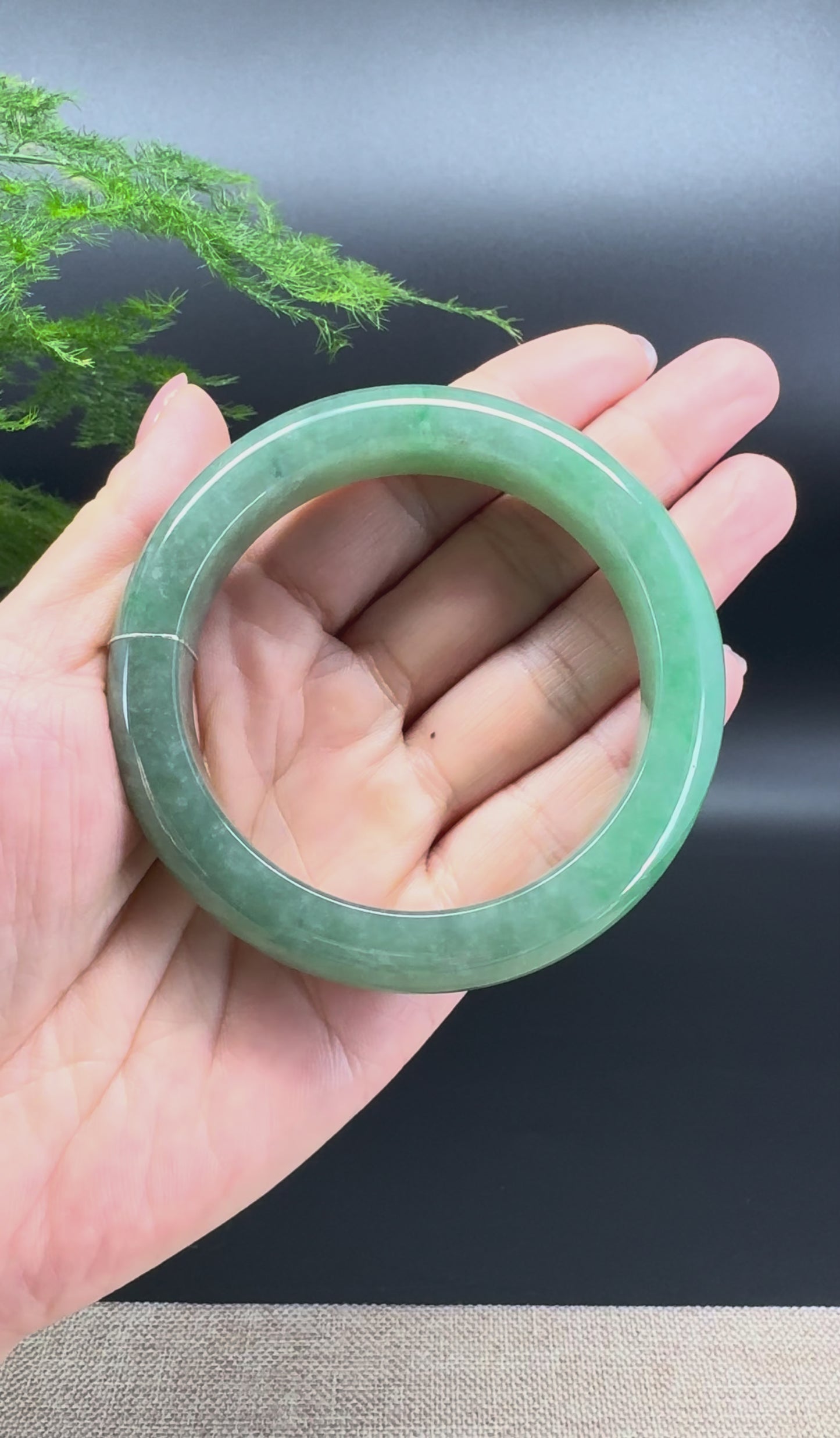 Load and play video in Gallery viewer, Genuine Burmese Green Jade Jadeite Bangle Bracelet ( 58.2mm )
