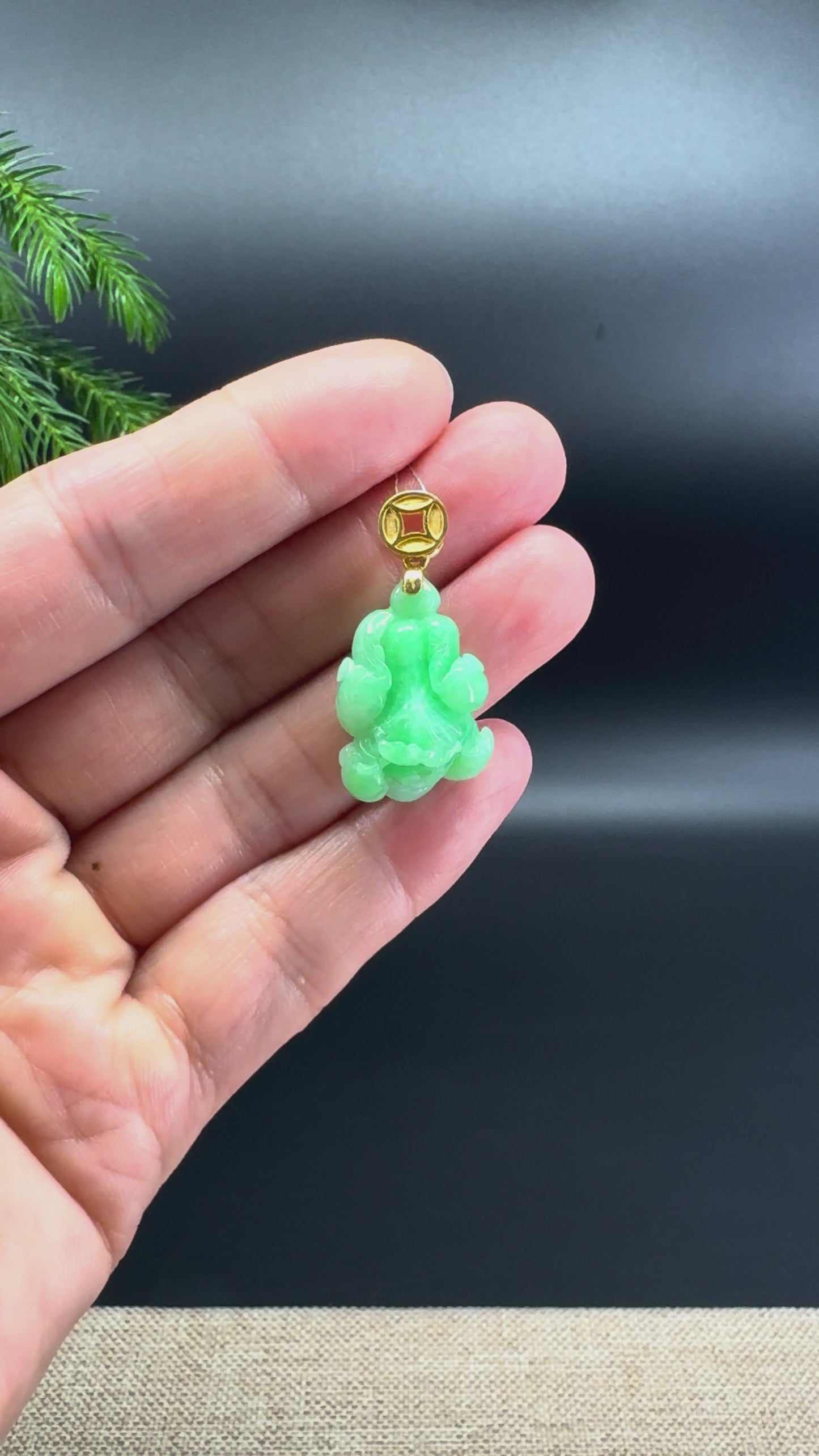 Load and play video in Gallery viewer, RealJade® Co. 18K Yellow Gold Genuine Apple Green Jadeite Jade Cabbage Necklace
