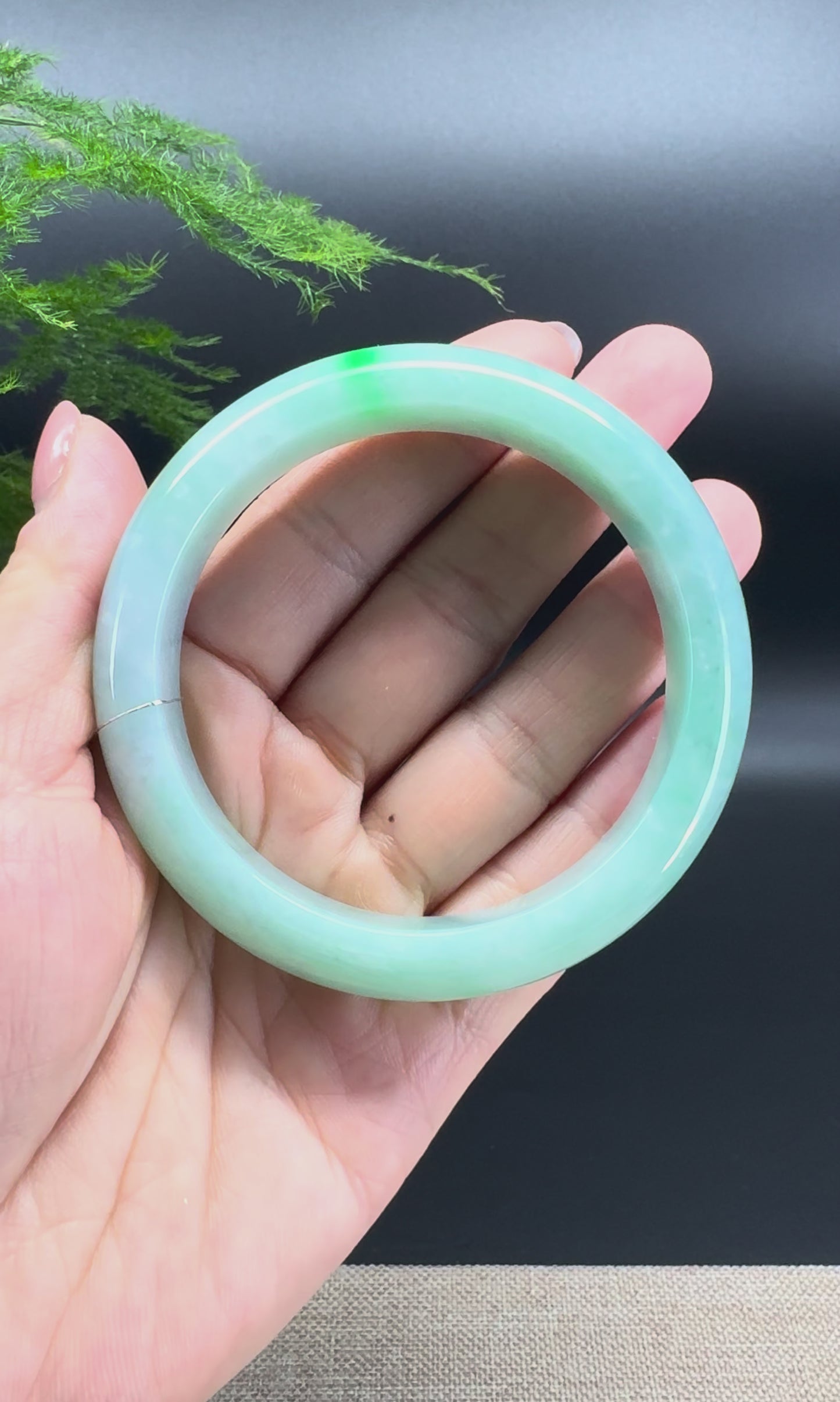 Load and play video in Gallery viewer, Genuine Burmese Green Jade Jadeite Bangle Bracelet ( 59.1mm )
