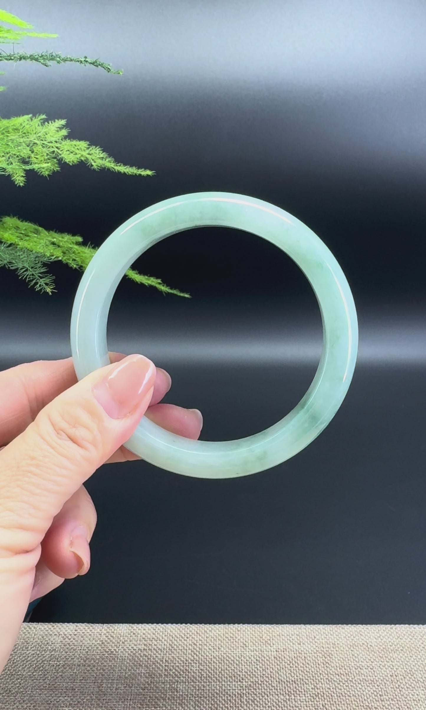 Load and play video in Gallery viewer, Genuine Burmese Green Jade Jadeite Bangle Bracelet ( 60.7mm )
