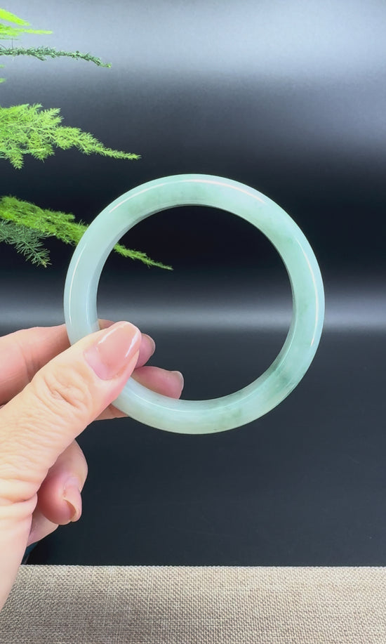 Load and play video in Gallery viewer, Genuine Burmese Green Jade Jadeite Bangle Bracelet ( 60.7mm )

