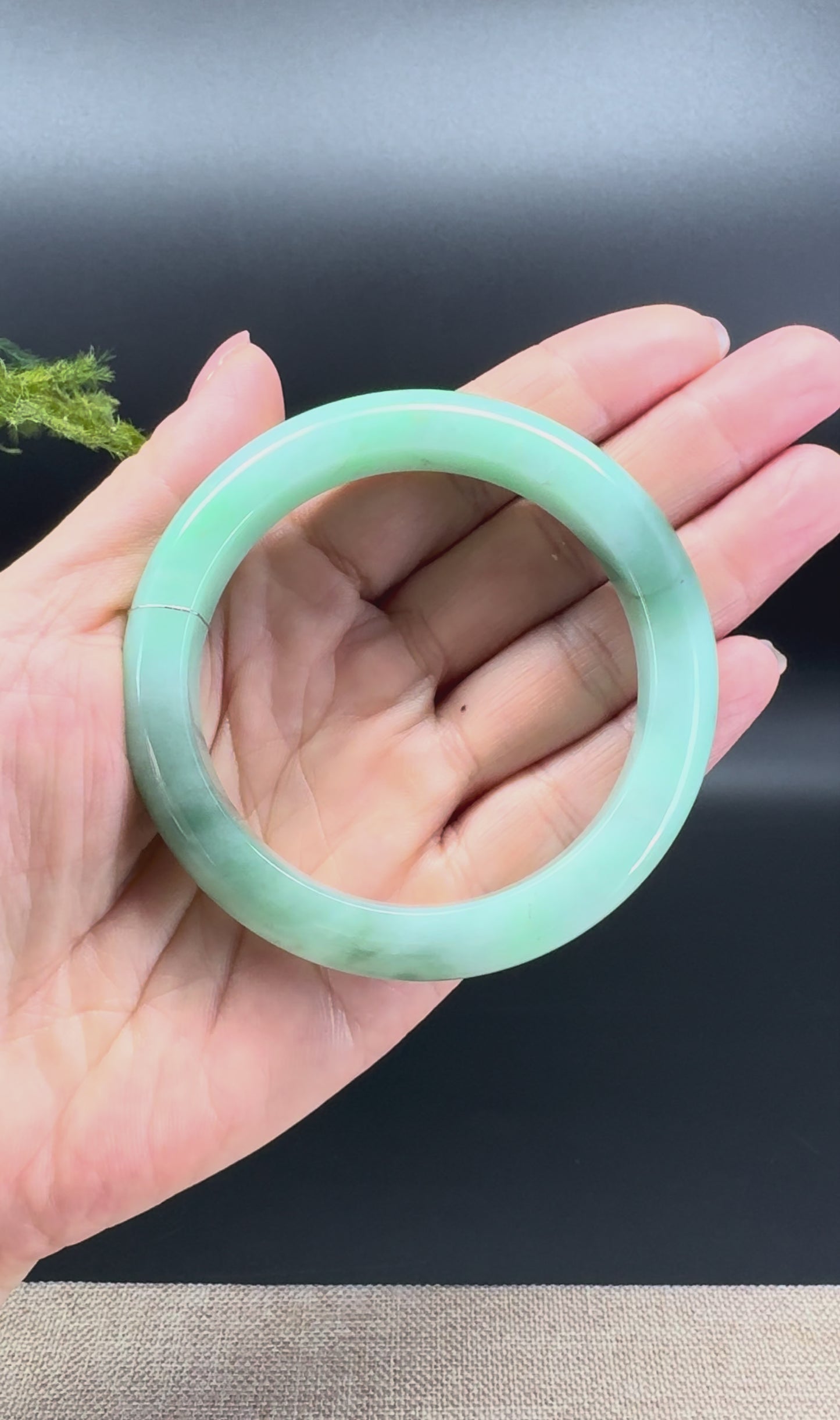 Load and play video in Gallery viewer, Genuine Burmese Green Jade Jadeite Bangle Bracelet ( 56.6mm)
