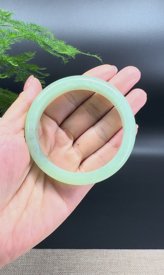 Load and play video in Gallery viewer, Genuine Burmese Green Jade Jadeite Bangle Bracelet (58mm)
