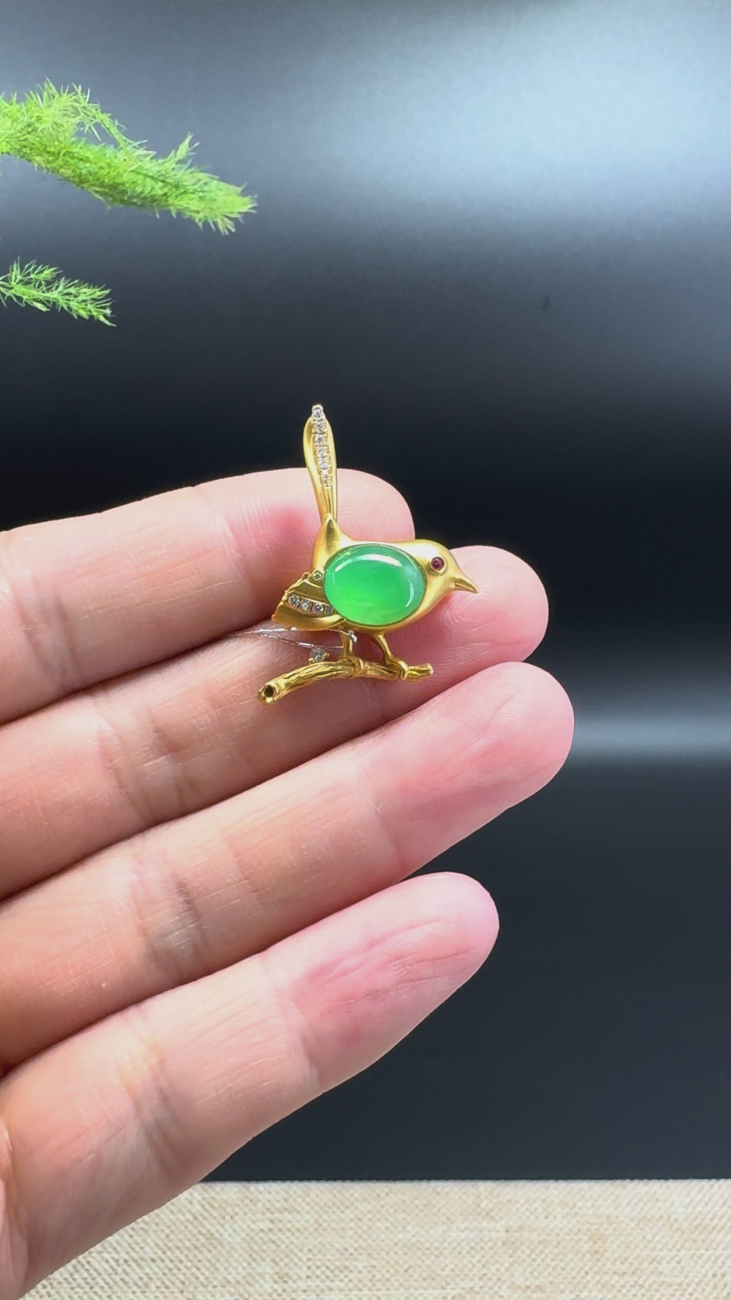 Load and play video in Gallery viewer, RealJade® &amp;quot;Lucky Bird Oval Jade&amp;quot; 18k Yellow Gold Green Jade Classic Pendant &amp;amp; Brooch Necklace
