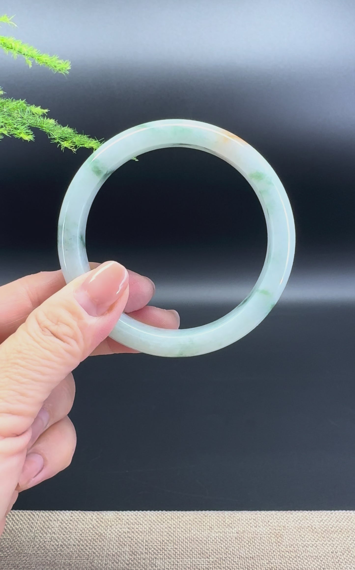 Load and play video in Gallery viewer, Genuine Burmese Green Jade Jadeite Bangle Bracelet ( 59.5mm )
