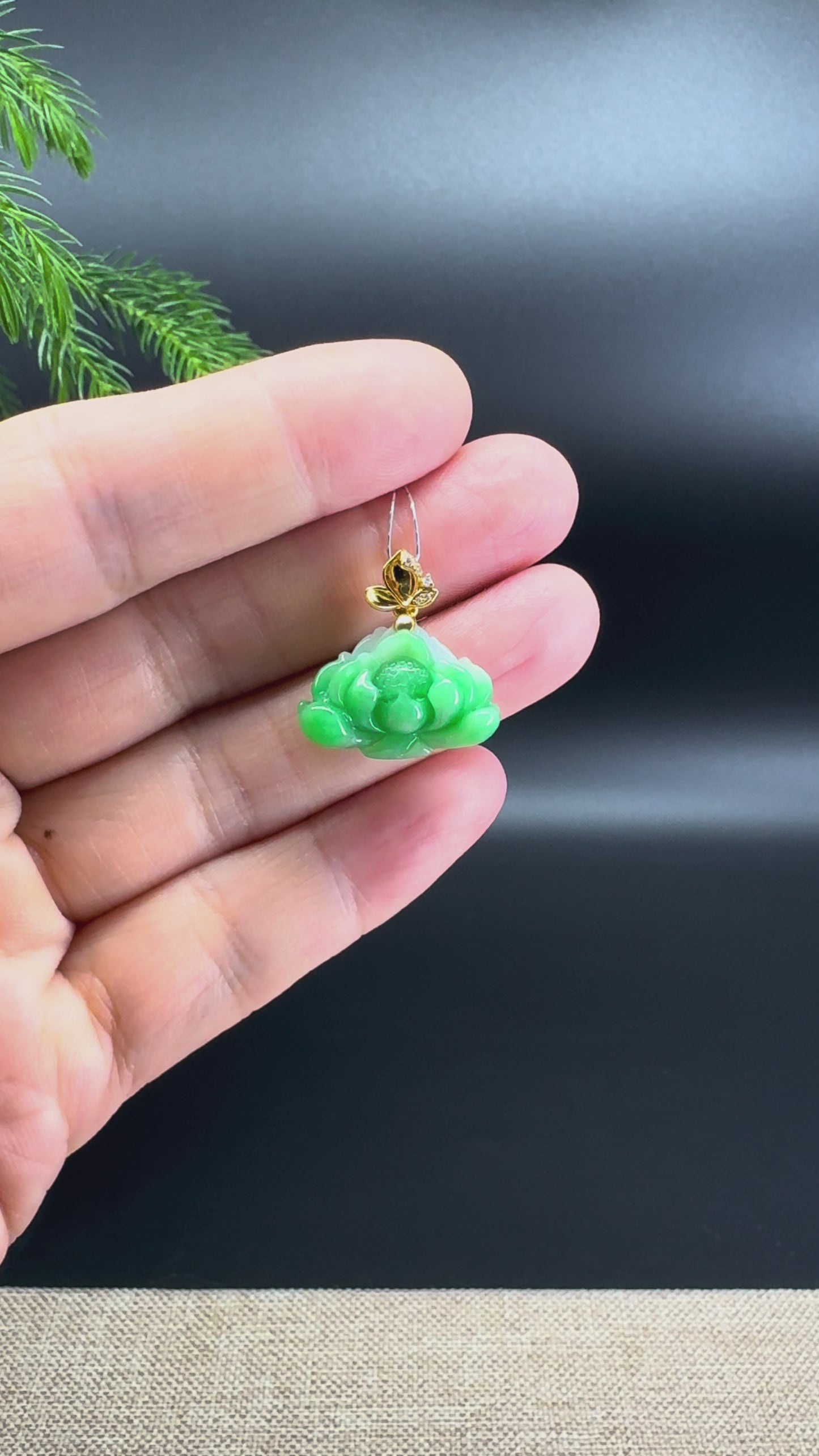 Natural 18K Yellow Gold Burmese Green Jadeite Jade Lotus Flower Pendant Necklace