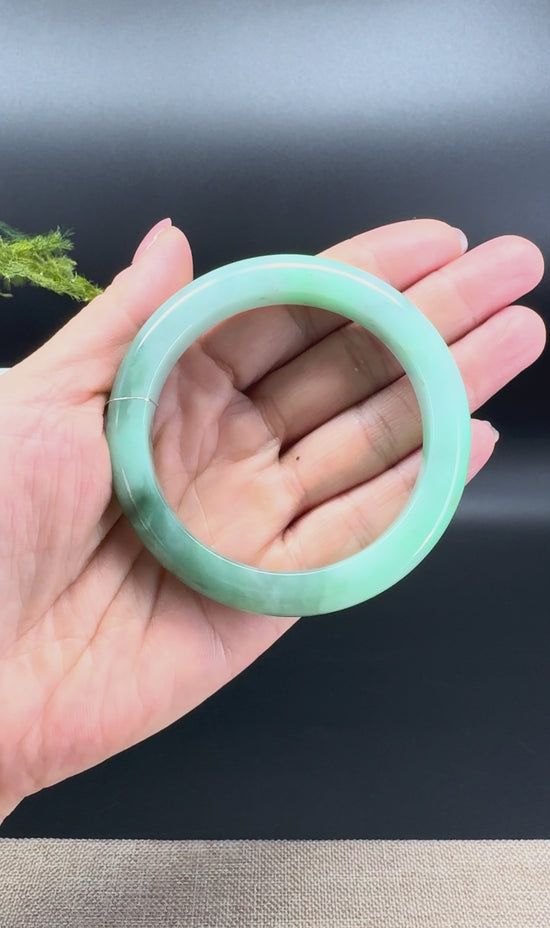 Load and play video in Gallery viewer, Genuine Burmese Green Jade Jadeite Bangle Bracelet ( 56.5mm )
