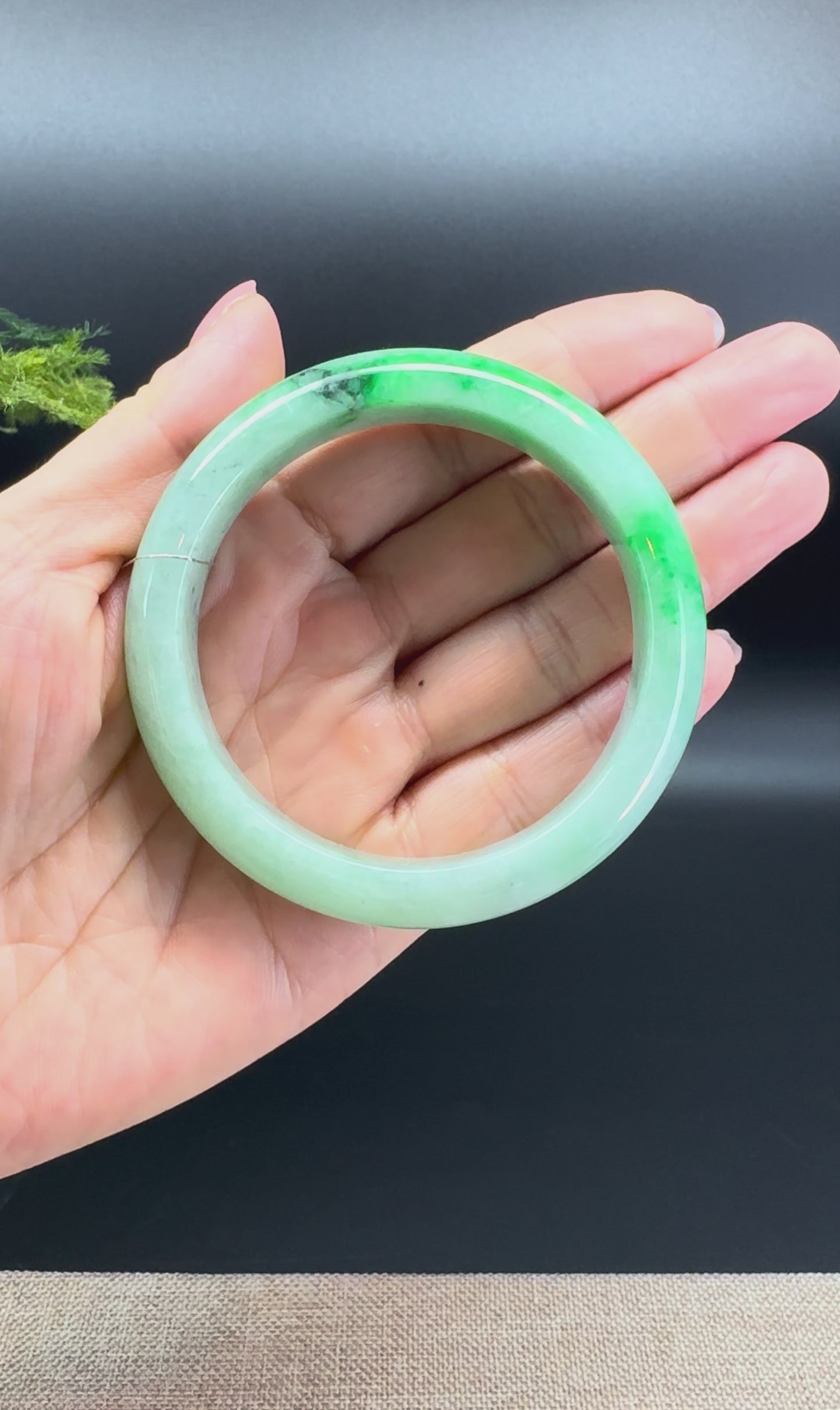 Load and play video in Gallery viewer, Genuine Burmese Green Jade Jadeite Bangle Bracelet ( 56.3mm )

