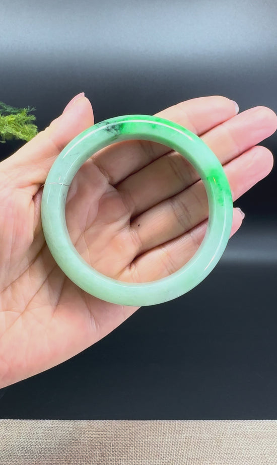 Load and play video in Gallery viewer, Genuine Burmese Green Jade Jadeite Bangle Bracelet ( 56.3mm )
