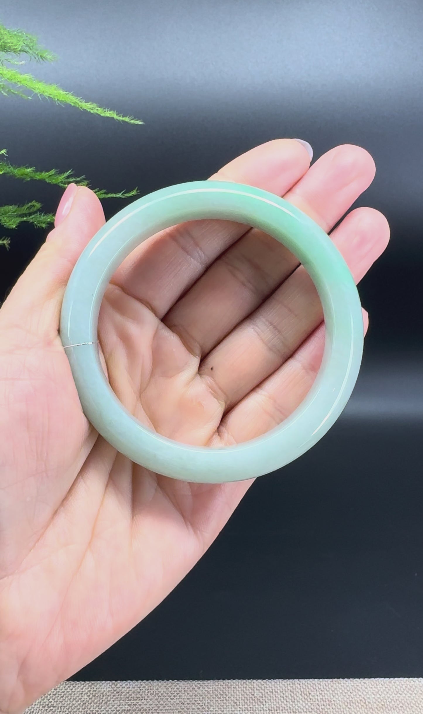 Load and play video in Gallery viewer, Genuine Burmese Green Jade Jadeite Bangle Bracelet ( 57.6mm )
