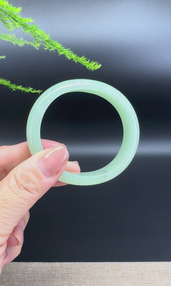 Load and play video in Gallery viewer, Genuine Burmese Green Jade Jadeite Bangle Bracelet (56.5*49.5mm)
