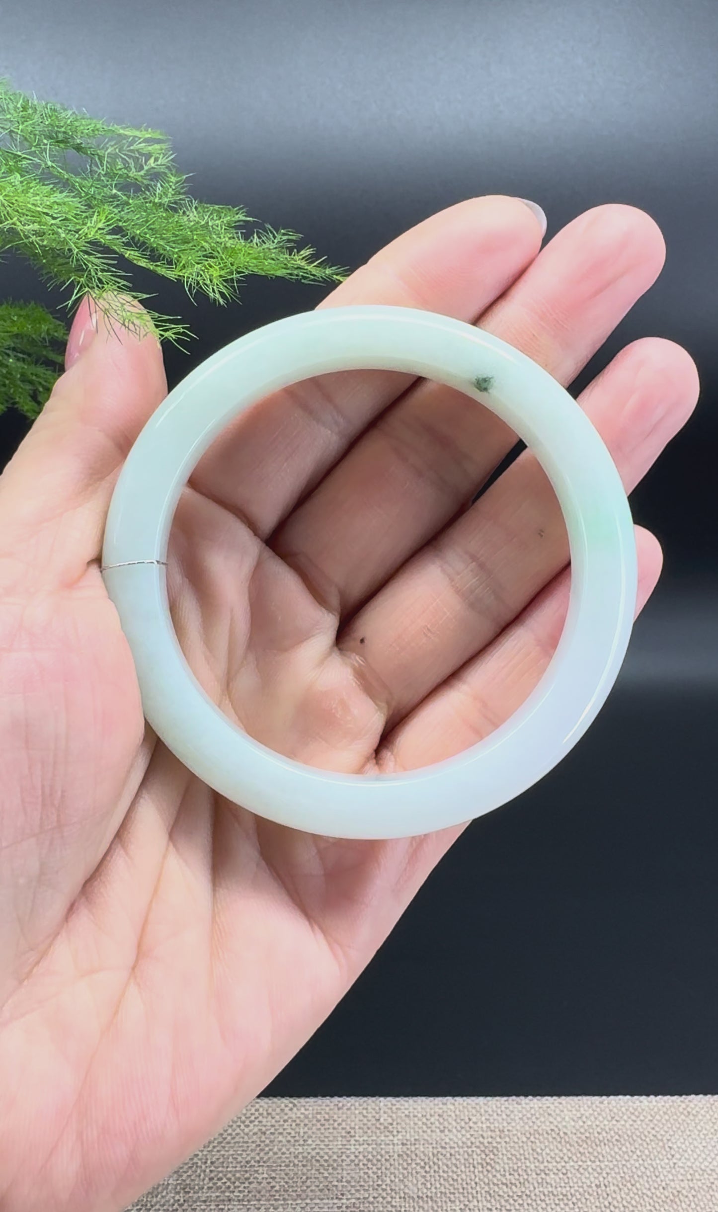Load and play video in Gallery viewer, Genuine Burmese Green Jade Jadeite Bangle Bracelet ( 54.6mm )
