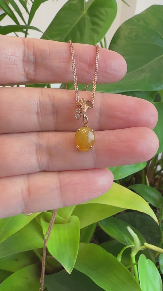 Load and play video in Gallery viewer, RealJade® &amp;quot;Ginkgo Leaf Yellow Jadeite&amp;quot;18k Rose Gold Jadeite jade Diamond Pendant Necklace
