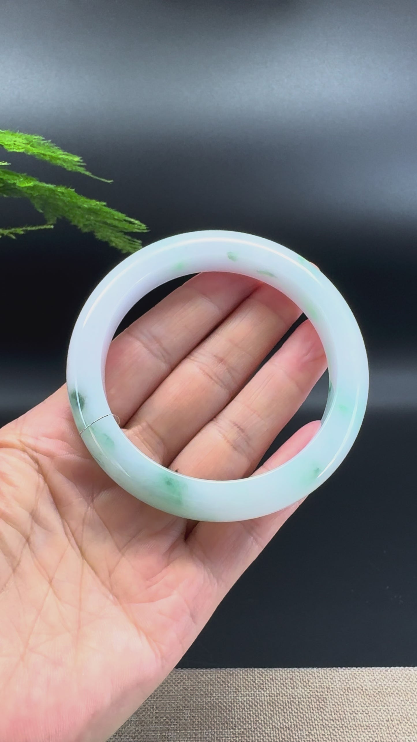 Load and play video in Gallery viewer, Genuine Burmese Green Flower Jade Jadeite Bangle Bracelet ( 60.4mm )

