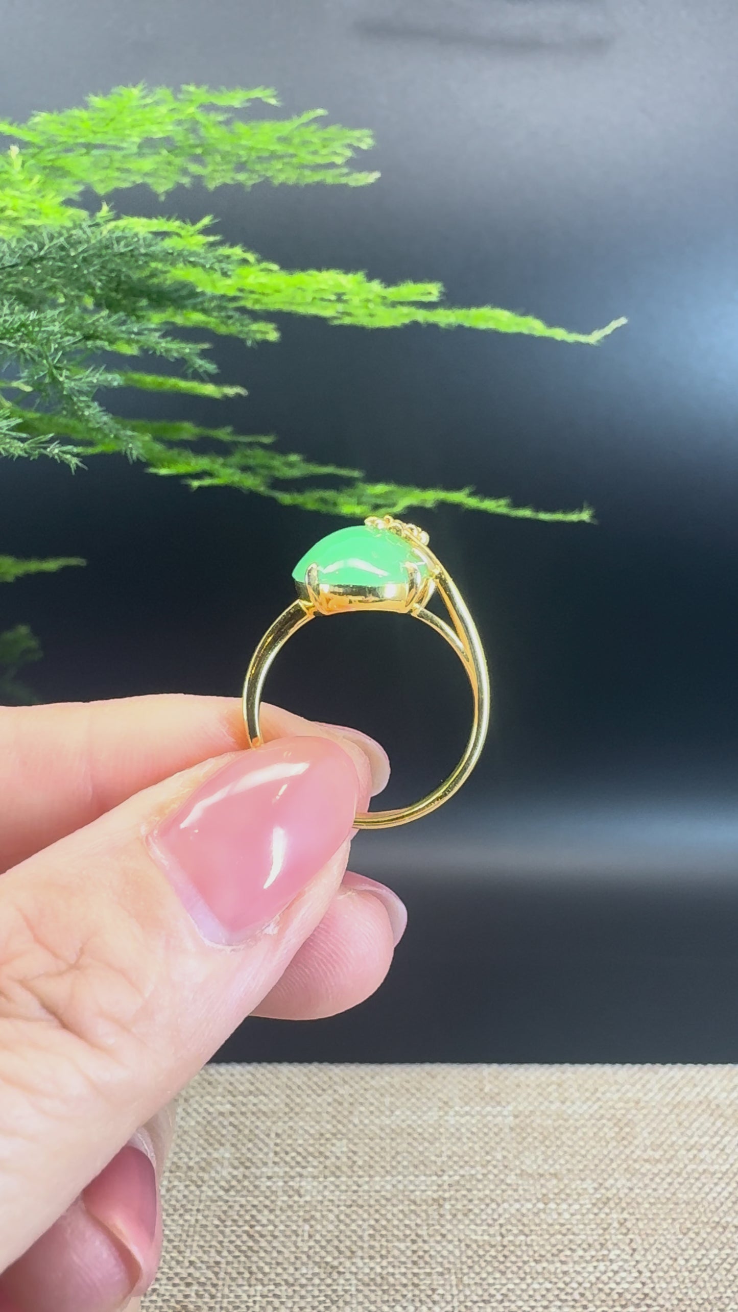 Load and play video in Gallery viewer, RealJade® &amp;quot;Signature Signet&amp;quot; 18K Yellow Gold Green Imperial Jadeite Jade Classic Ring
