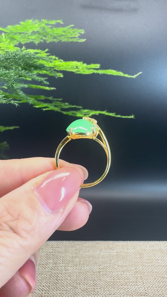 Load and play video in Gallery viewer, RealJade® &amp;quot;Signature Signet&amp;quot; 18K Yellow Gold Green Imperial Jadeite Jade Classic Ring
