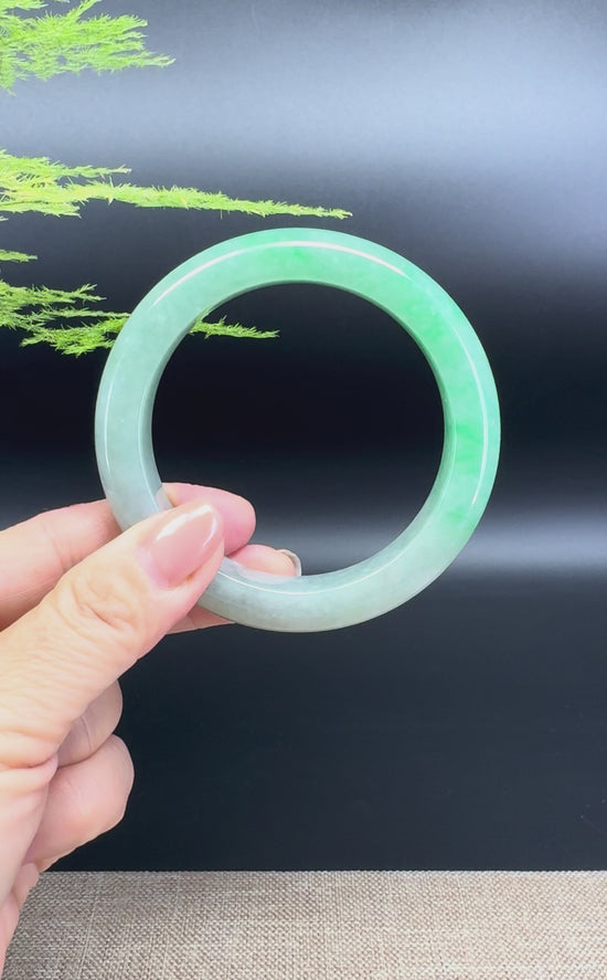 Load and play video in Gallery viewer, Genuine Burmese Green Jade Jadeite Bangle Bracelet ( 59.4mm )

