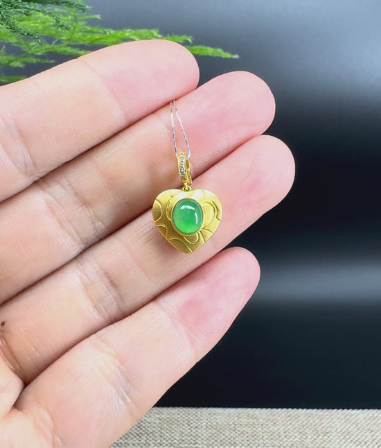 Load and play video in Gallery viewer, RealJade® &amp;quot;Love Heart&amp;quot; 18K Yellow Gold Green Jade Classic Love Pendant Necklace
