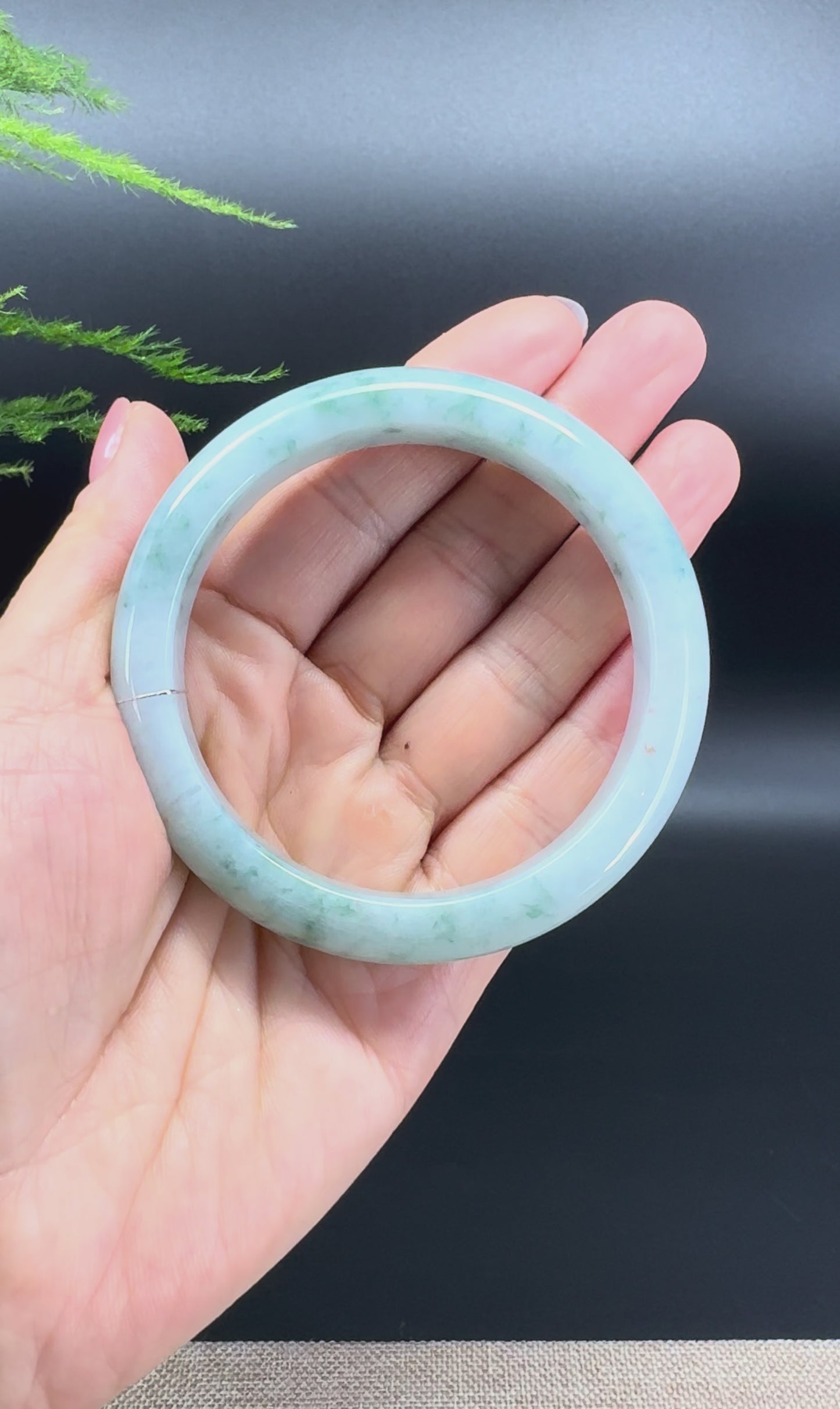 Load and play video in Gallery viewer, Genuine Burmese Green Jade Jadeite Bangle Bracelet ( 58.6mm )
