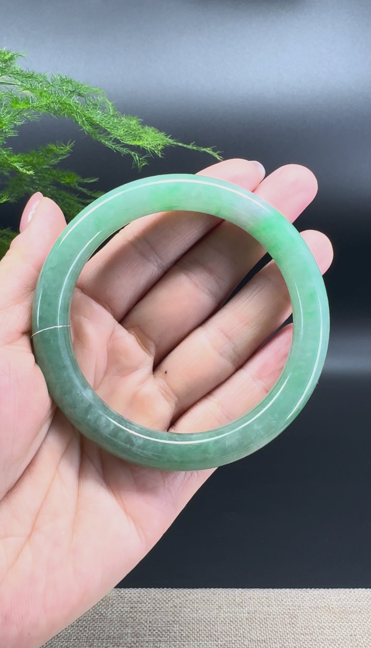 Load and play video in Gallery viewer, Genuine Burmese Green Jadeite Jade Bangle Bracelet ( 59.7mm )
