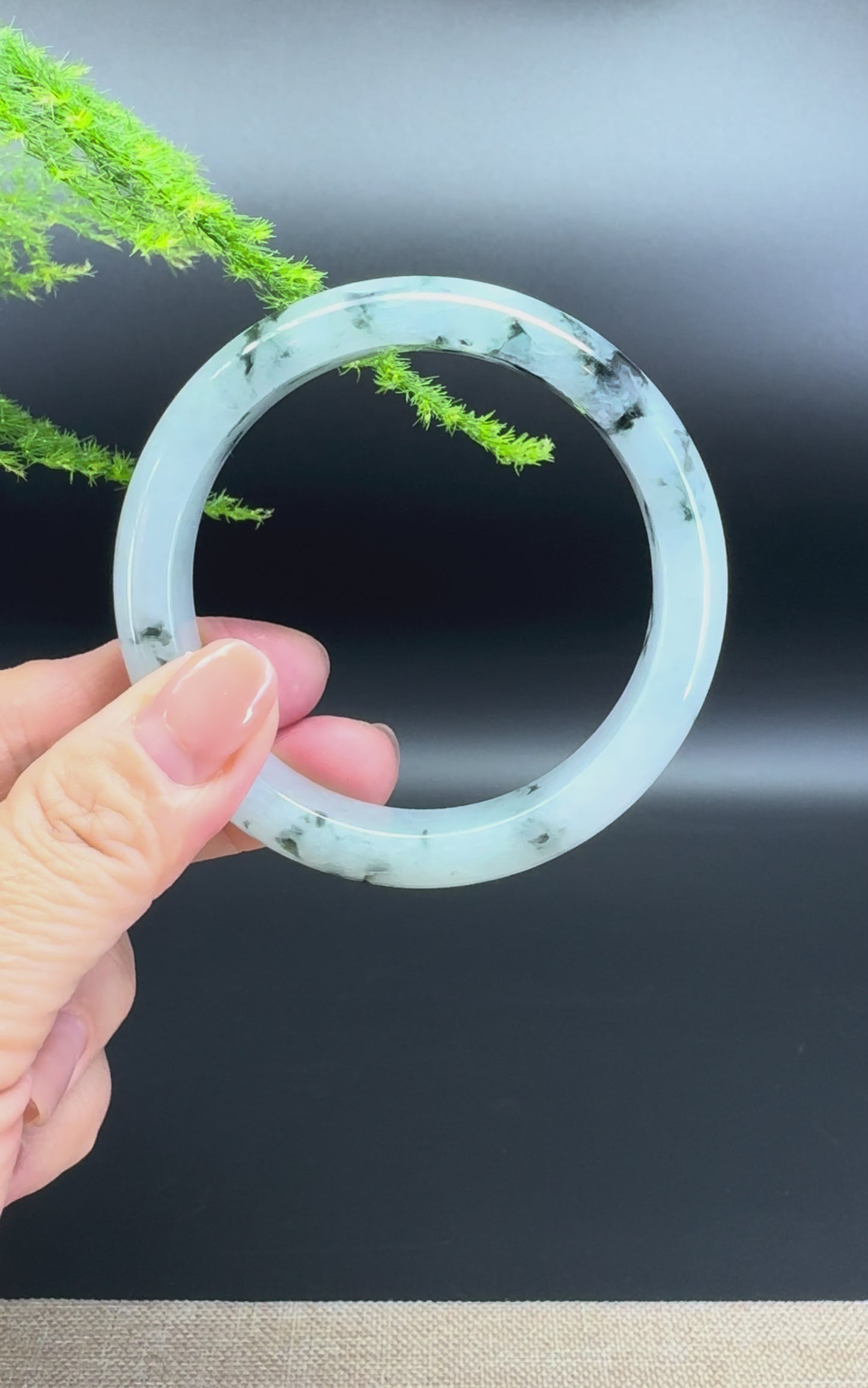 Load and play video in Gallery viewer, Genuine Burmese Green Jade Jadeite Bangle Bracelet ( 57.7mm )
