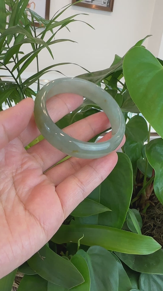 Load and play video in Gallery viewer, RealJade® &amp;quot;Classic Bangle&amp;quot; Green Natural Jadeite Jade Bangle ( 56.37 mm )#T069
