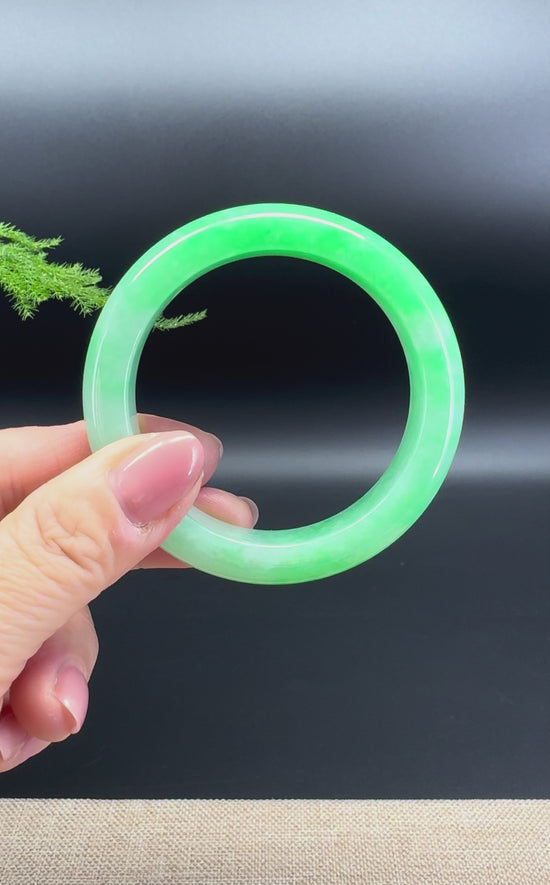 Load and play video in Gallery viewer, Genuine Burmese Spicy Green Jadeite Jade Bangle Bracelet ( 52.9mm)
