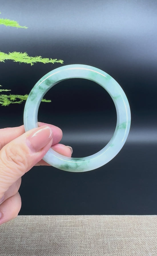 Load and play video in Gallery viewer, Genuine Burmese Green Jade Jadeite Bangle Bracelet ( 53.7mm )
