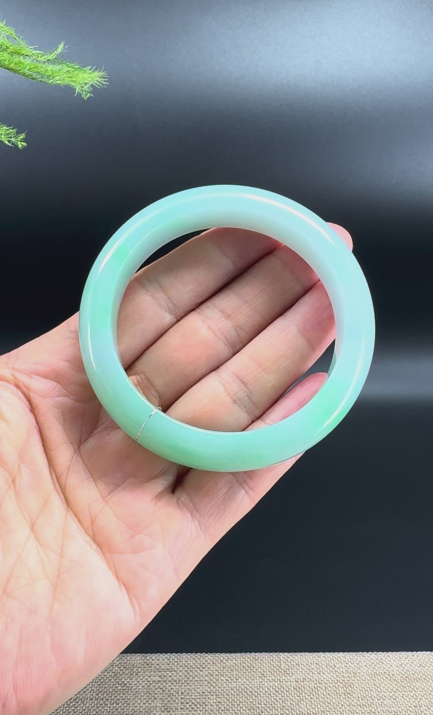 Load and play video in Gallery viewer, Genuine Burmese Green Jade Jadeite Bangle Bracelet ( 55.2mm )
