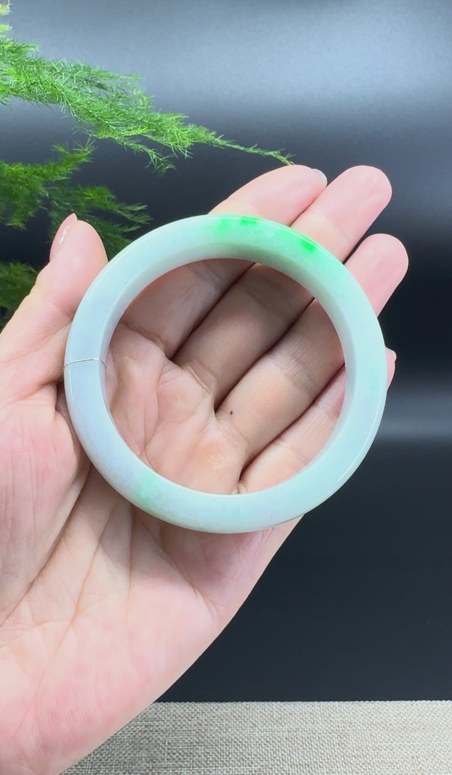 Load and play video in Gallery viewer, Genuine Burmese Green Jade Jadeite Bangle Bracelet ( 54.8mm )

