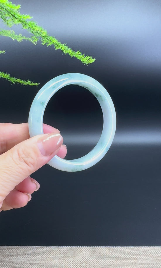 Load and play video in Gallery viewer, Genuine Burmese Green Jade Jadeite Bangle Bracelet ( 56.5mm )
