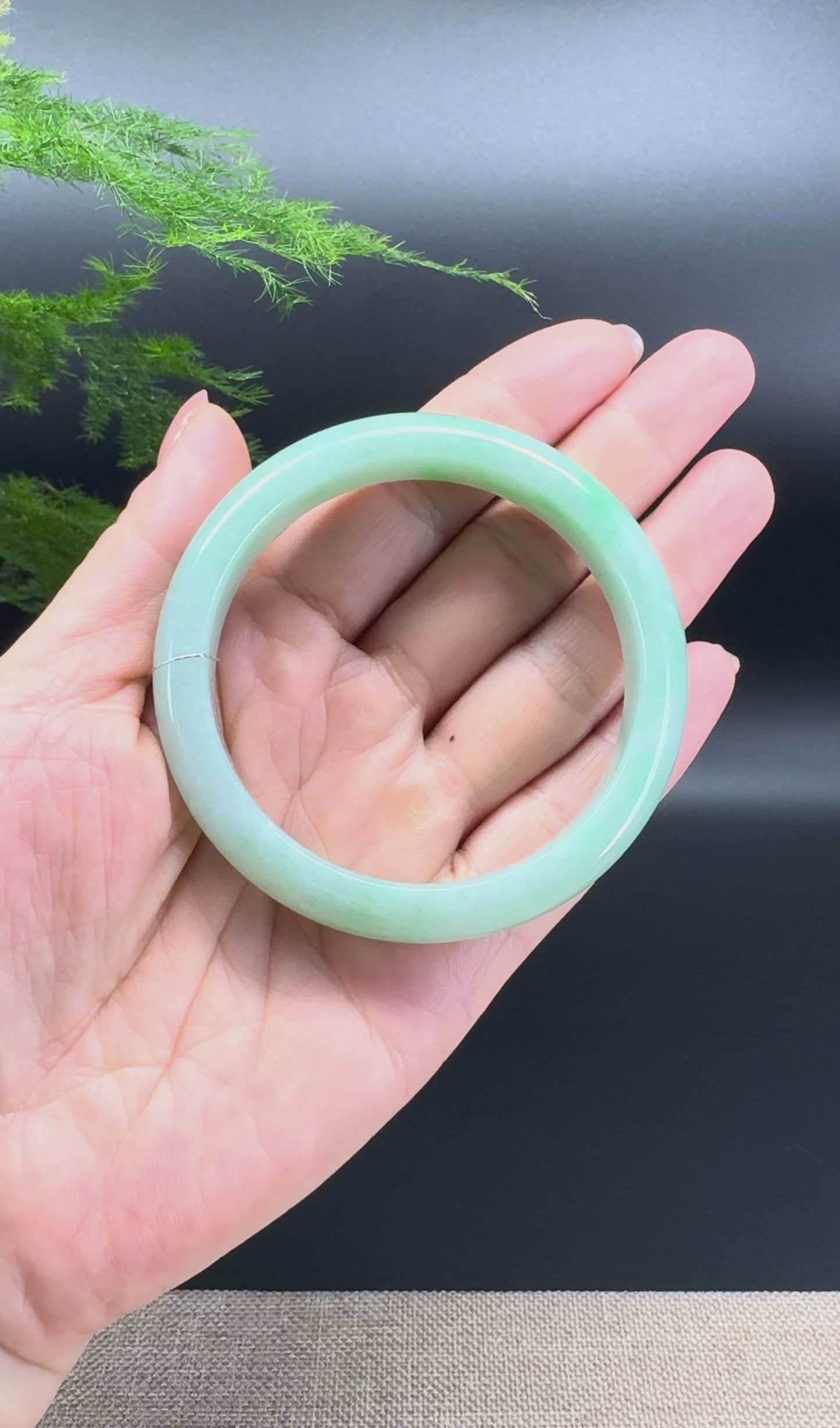 Load and play video in Gallery viewer, Genuine Burmese Apple Green Jade Jadeite Bangle Bracelet ( 55.9mm )
