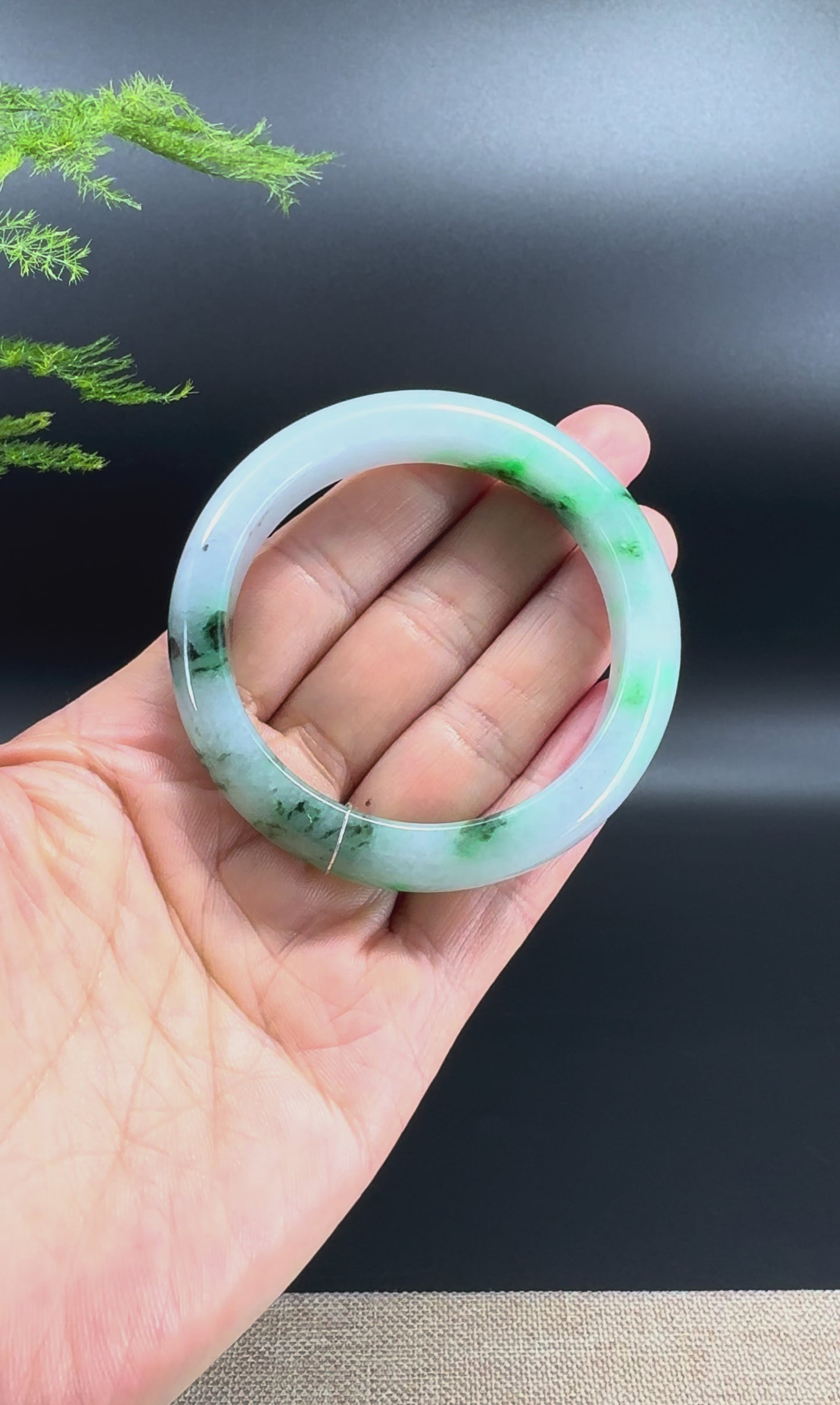 Load and play video in Gallery viewer, Genuine Burmese Green Jade Jadeite Bangle Bracelet ( 52.5mm )
