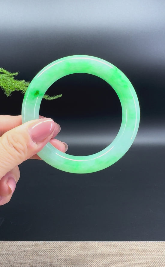 Load and play video in Gallery viewer, Genuine Burmese Green Jade Jadeite Bangle Bracelet (55.3mm)
