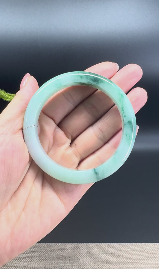 Load and play video in Gallery viewer, Genuine Burmese Green Jade Jadeite Bangle Bracelet ( 57.1mm )
