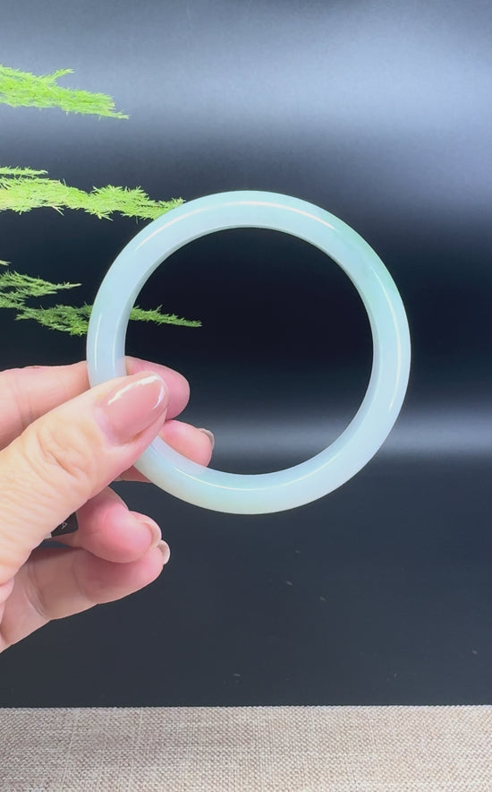 Load and play video in Gallery viewer, Genuine Burmese White Green Jade Jadeite Bangle Bracelet ( 59.3mm )
