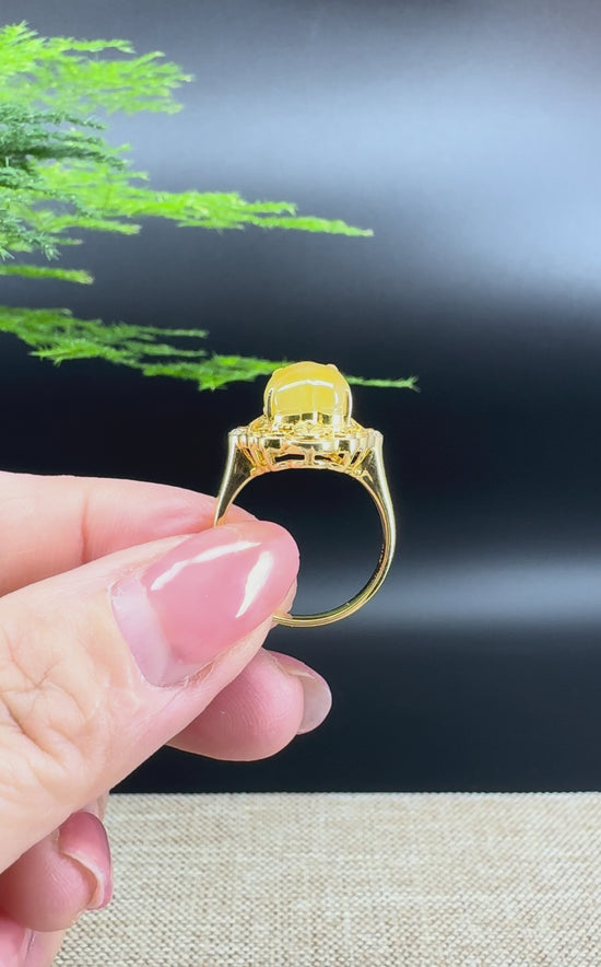 Load and play video in Gallery viewer, RealJade® &amp;quot;Signature Signet&amp;quot; 18K Yellow Gold Honey Yellow Jadeite Jade Pig Ring
