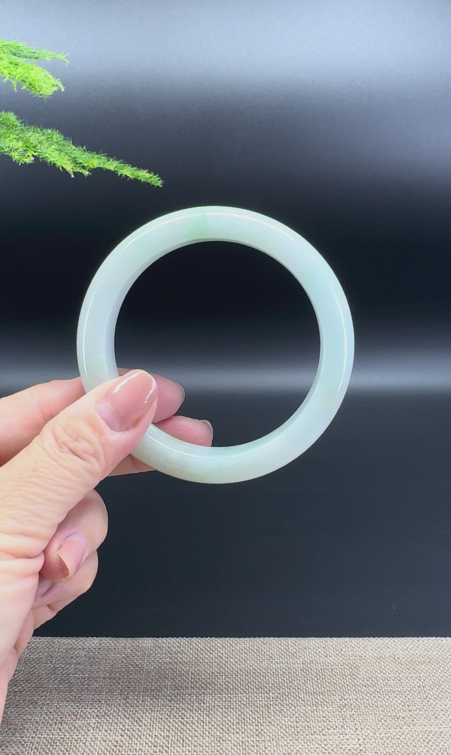 Load and play video in Gallery viewer, Genuine Burmese Green Jade Jadeite Bangle Bracelet ( 59.1mm )
