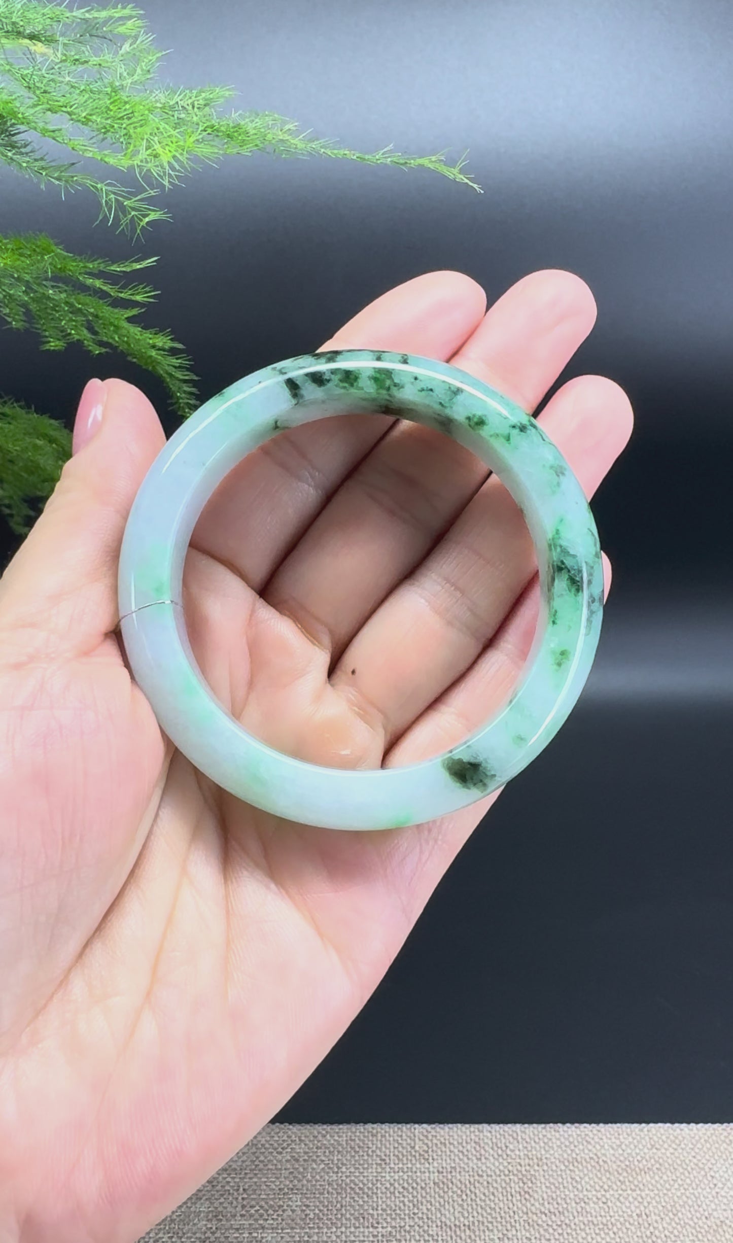 Load and play video in Gallery viewer, Genuine Burmese Green Jade Jadeite Bangle Bracelet ( 53mm )
