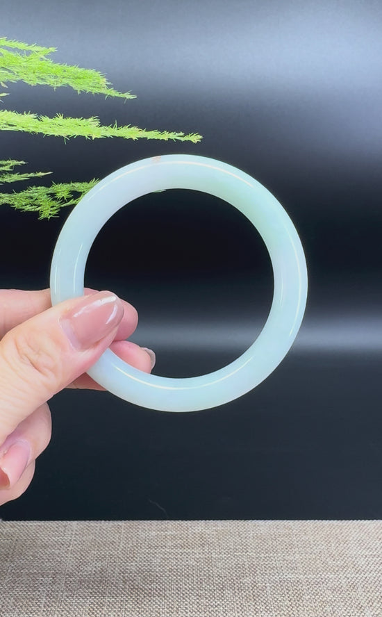 Load and play video in Gallery viewer, Genuine Burmese Green Jade Jadeite Bangle Bracelet ( 54.6mm )
