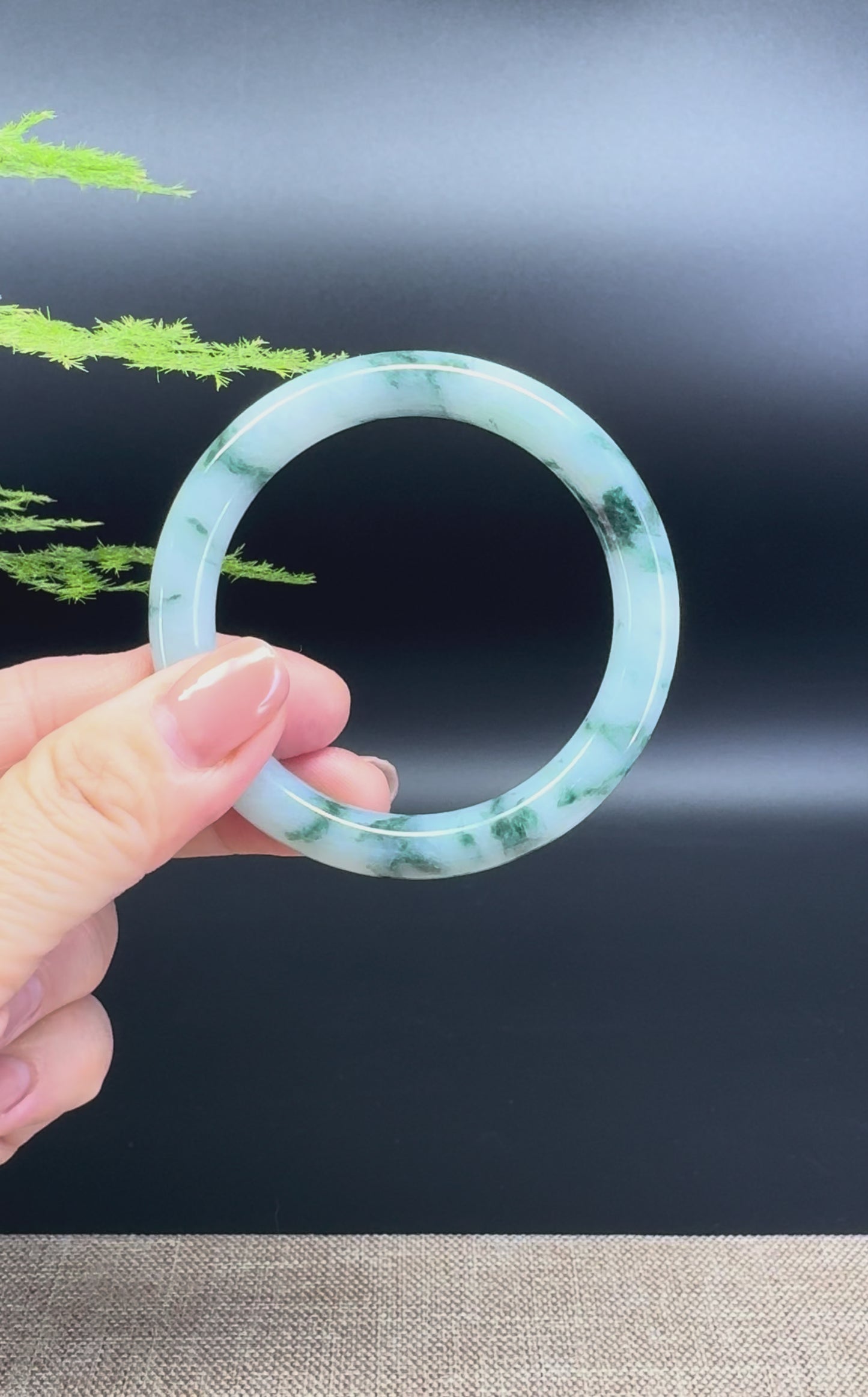 Load and play video in Gallery viewer, Genuine Burmese Green Jade Jadeite Bangle Bracelet ( 52.3mm )
