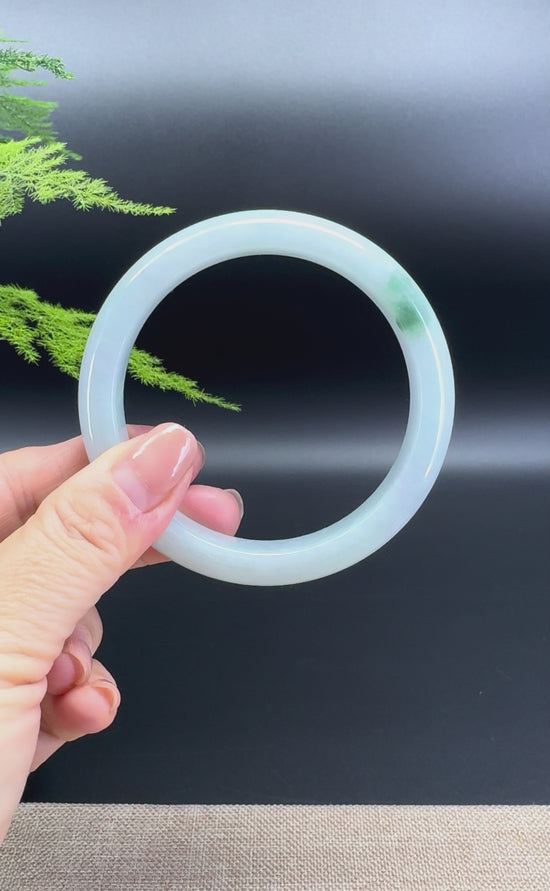 Load and play video in Gallery viewer, Genuine Burmese Green Jade Jadeite Bangle Bracelet ( 61.5mm )
