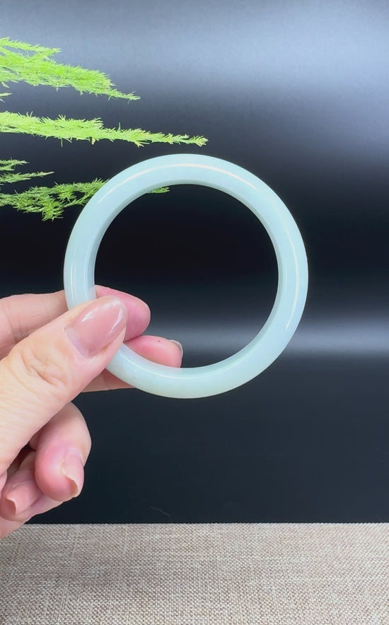 Load and play video in Gallery viewer, Genuine Burmese Green Jade Jadeite Bangle Bracelet ( 54.5mm )
