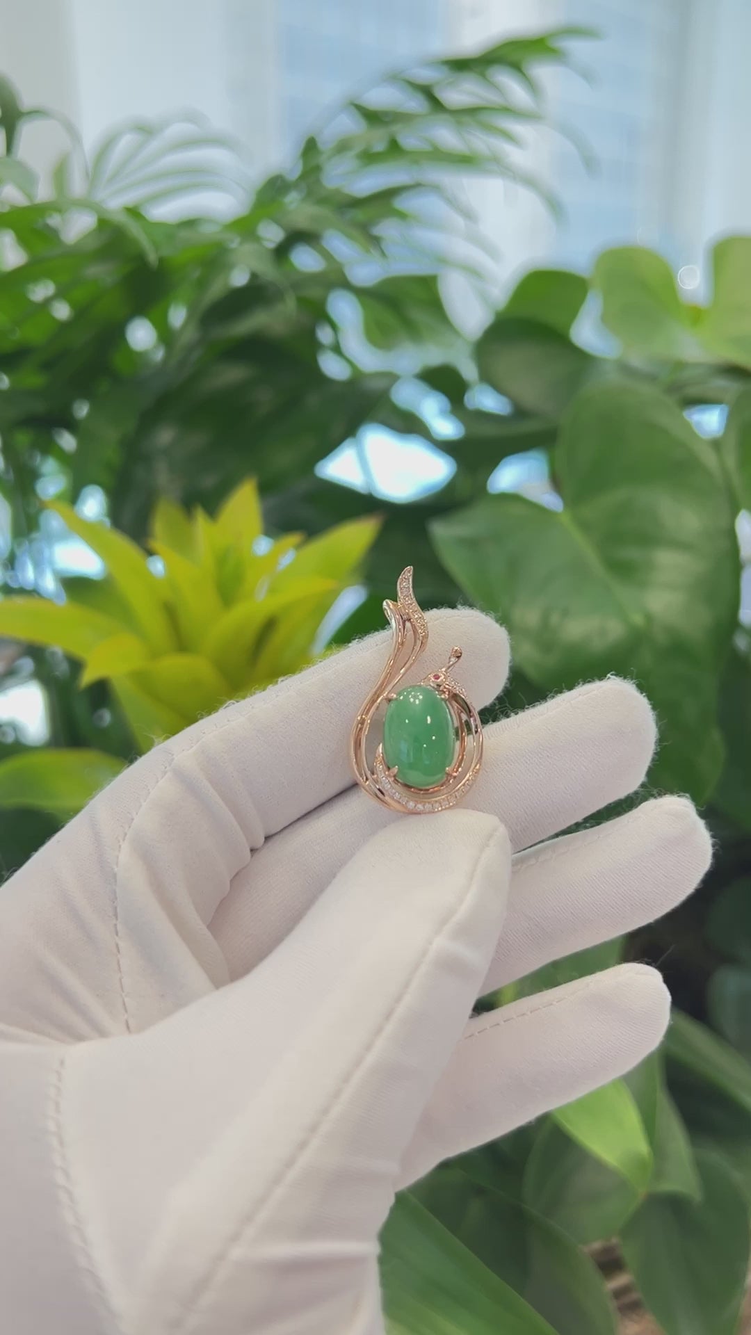 Load and play video in Gallery viewer, 18K Rose Gold Oval Imperial Jadeite Jade Cabochon Necklace with Diamonds
