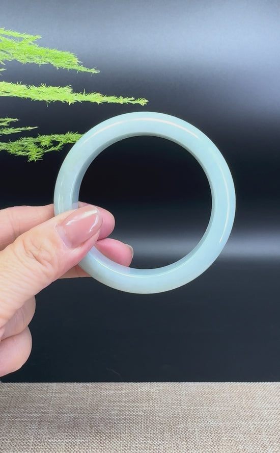 Load and play video in Gallery viewer, Genuine Burmese Green Jade Jadeite Bangle Bracelet ( 54.3mm )
