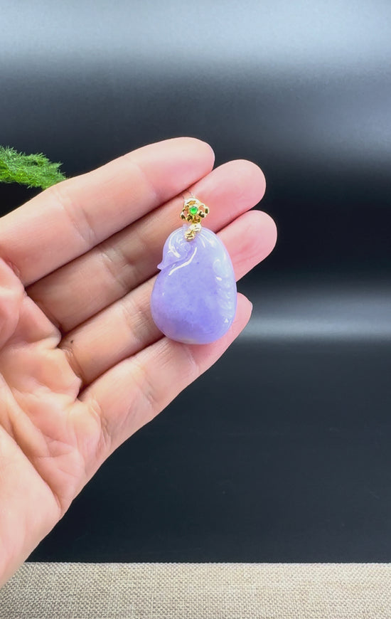 Load and play video in Gallery viewer, RealJade® Co. 18K Yellow Gold Genuine Lavender Jadeite Jade PDD Lucky Bag Pendant
